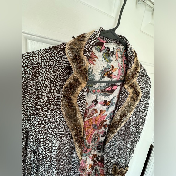 Bronze beading and lace accents on collar, cuffs & pockets: flattering cut. - Picture 4 of 9